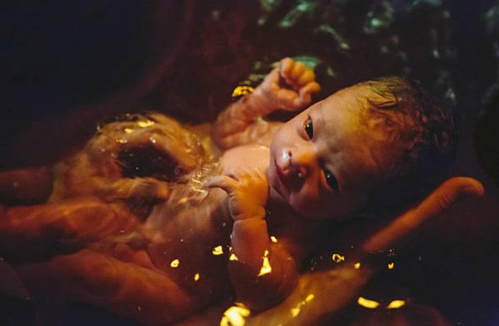 porodna-zgodba-porod-v-vodi-spremljevalka-na-porodu-izidora-vesenjak-dinevski