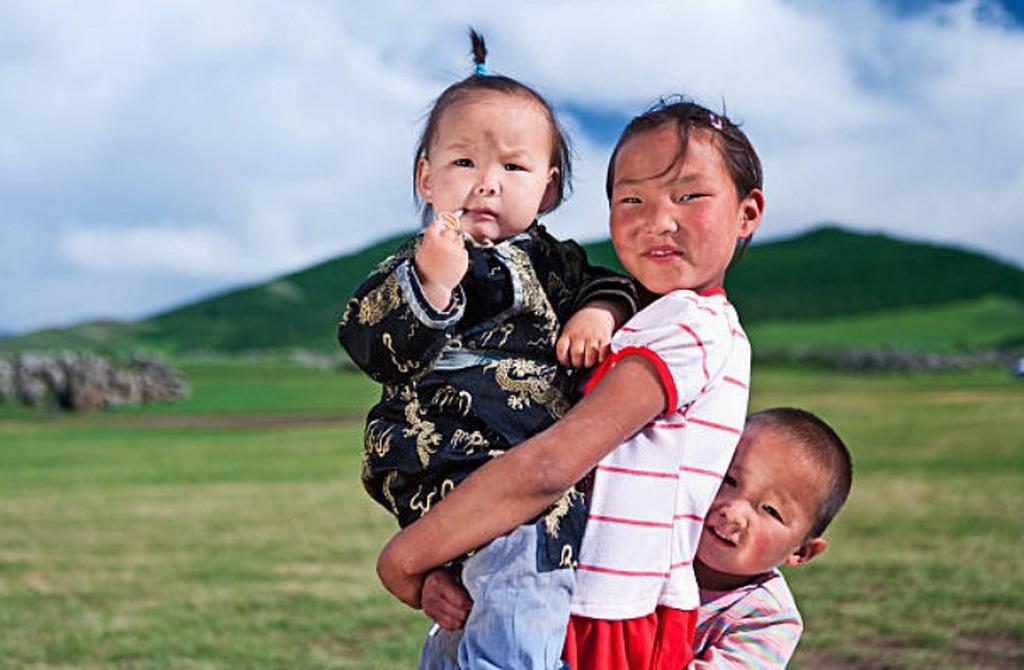 mongolski-otroci-izidora-dojenje-v-mongoliji